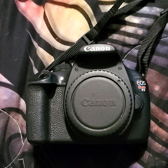 Canon Other - Canon Rebel EOS t5 camera 📷 for parts, It keeps saying SD card won't read,parts